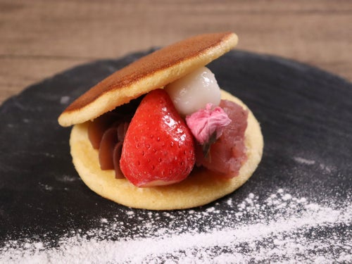 桜とあまおうのどら焼き